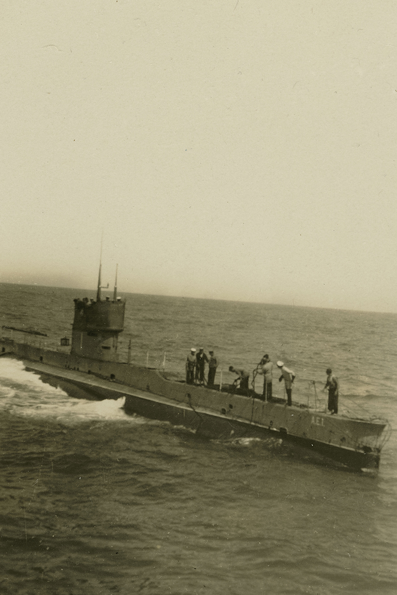 AE1 preparing to be towed while on its delivery voyage to Australia, 1914. The trip spanned a distance of nearly 21,000 kilometres and was the world’s longest submarine transit at the time. ANMM Collection 00015811.