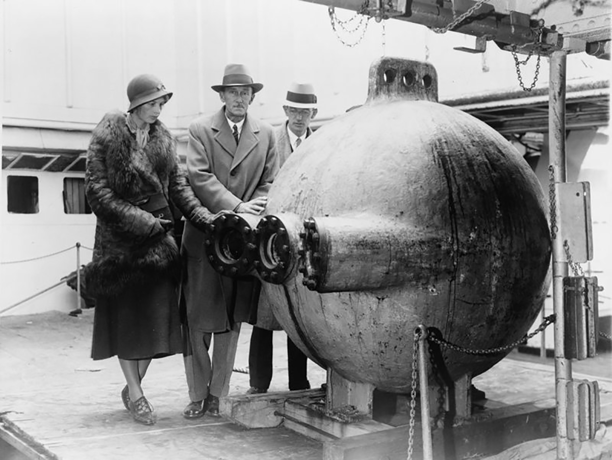 Gloria Hollister, William Beebe and John TeeVan next to the bathysphere (1932). Image: Courtesy US Library of Congress. 