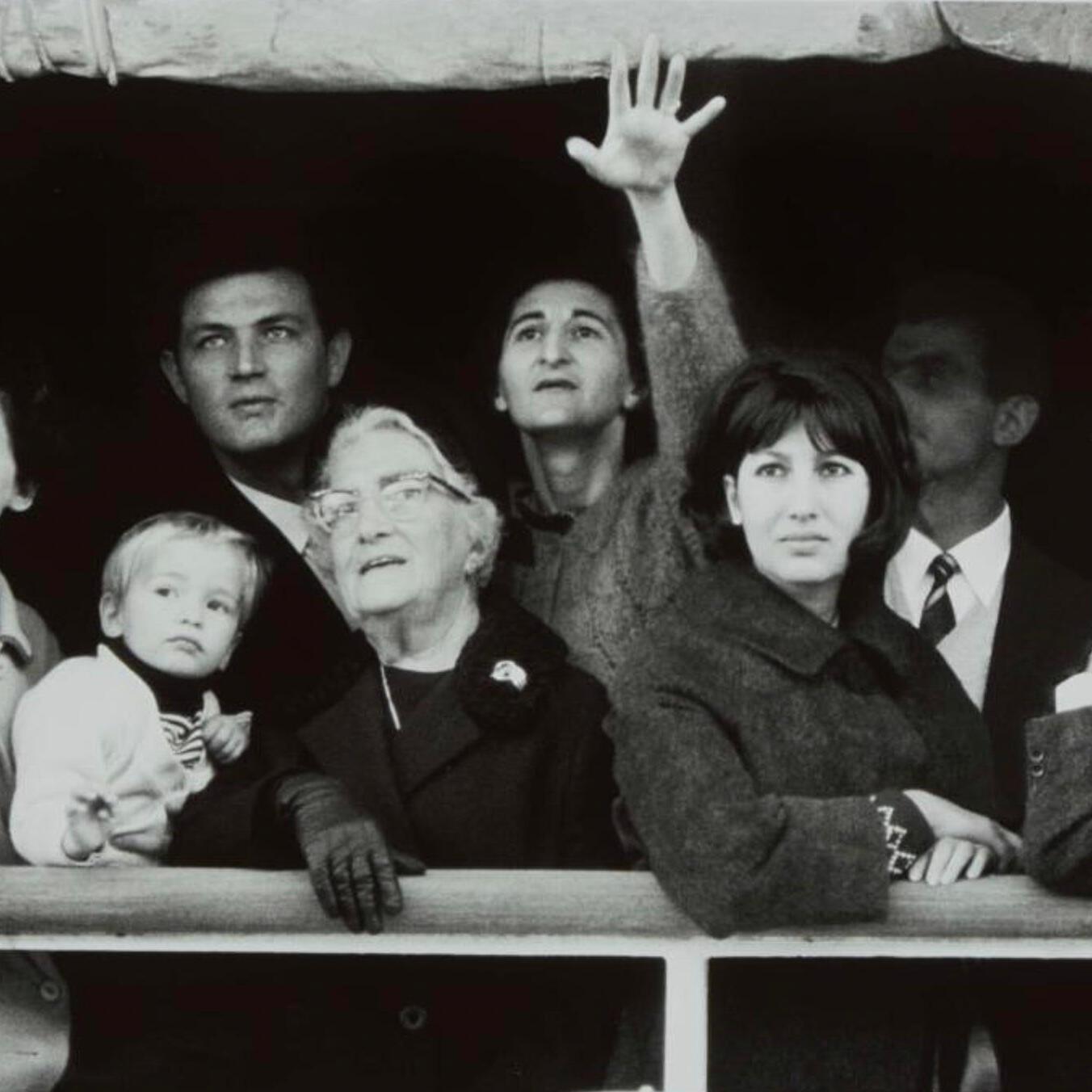 Migrants arriving in Sydney photo